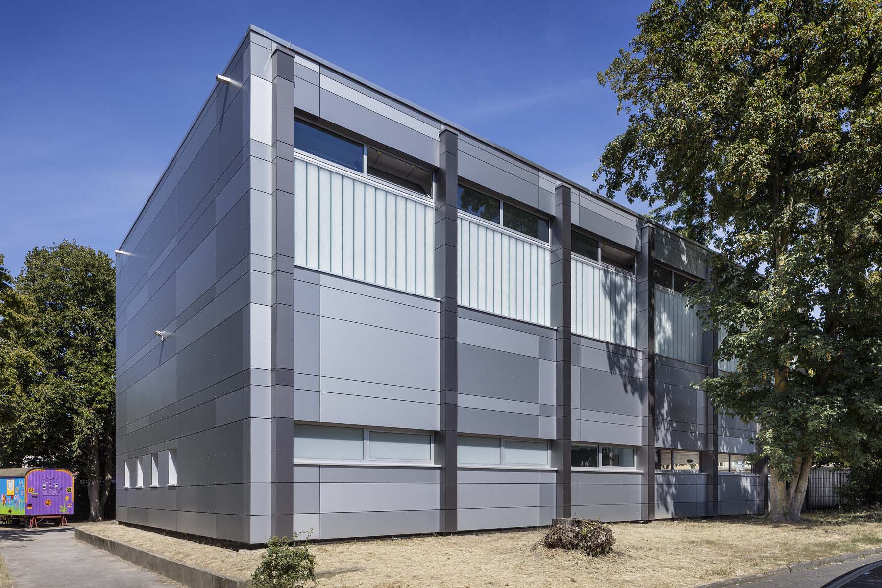 Sporthalle Essen  Schröder Partner Architekten   Gesamtansicht Architekturfotografie Jens Kirchner   Frontansicht Gesamtansicht Fassadenausschnitt Detail Büro Flur Foyer Besprechung Konferenzraum Treppenhaus Bad Küche Wohnzimmer     Architekturfotografie Jens Kirchner