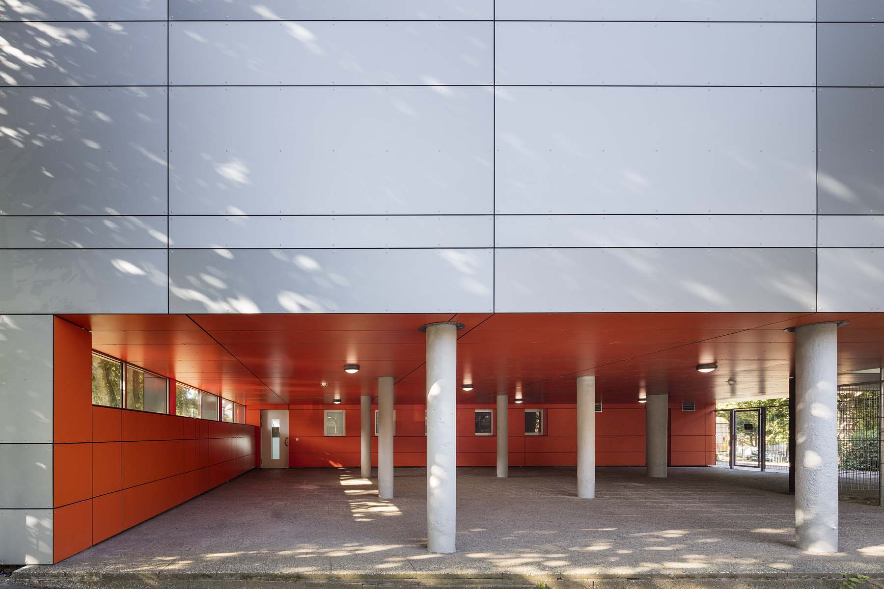 Sporthalle Essen  Schröder Partner Architekten   Eingang Fassade Architekturfotografie Jens Kirchner