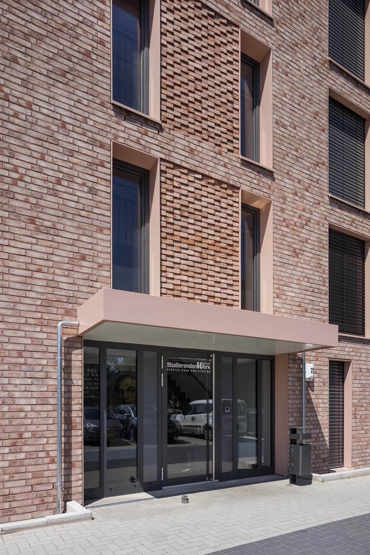 Sporthochschule Köln kadawittfeldarchitektur Eingang Fassade Architekturfotografie Jens Kirchner