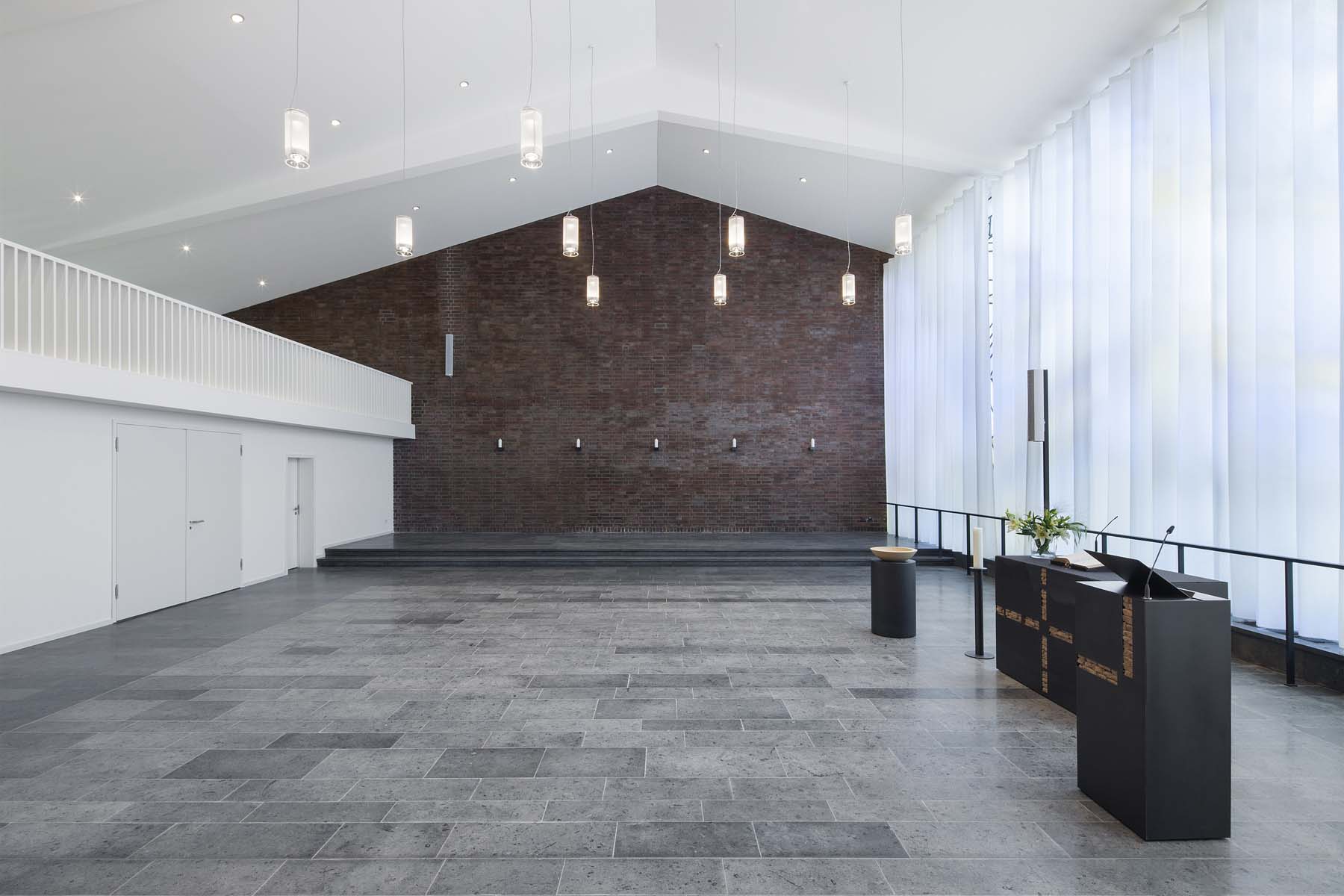 Epiphaniaskirche Köln Lepel und Lepel InnenArchitekten  Innenraum Kirche  AltarFassade  Architekturfotografie Jens Kirchner