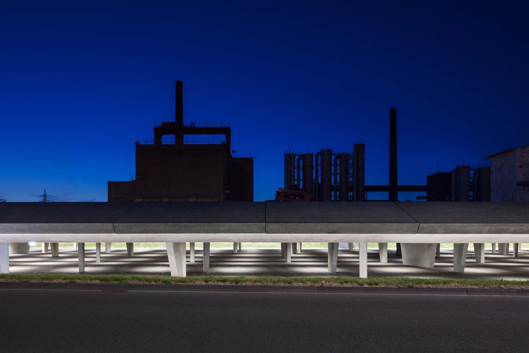 Parkhaus RAG Zeche Zollverein Kadawittfeldarchitektur  Gesamtansicht Nacht Licht Architekturfotografie Jens Kirchner