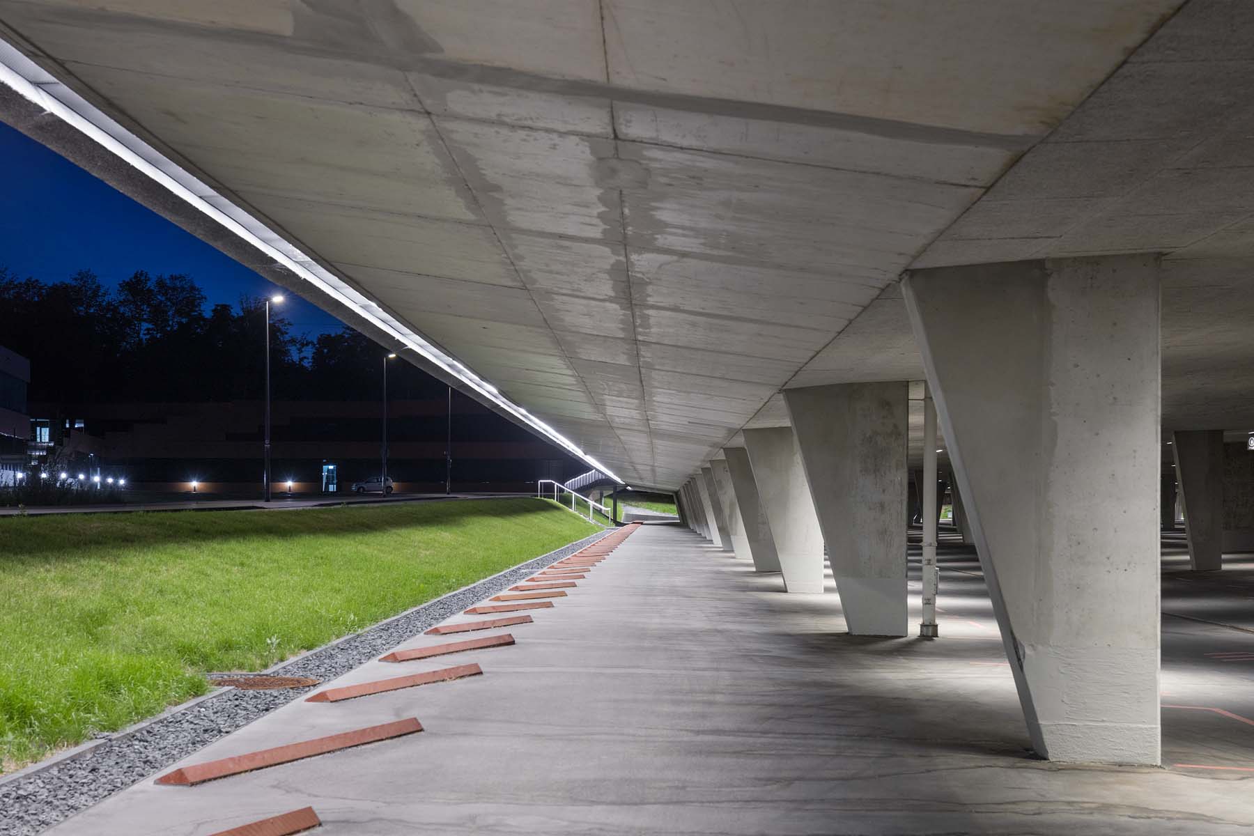 Parkhaus RAG Zeche Zollverein Kadawittfeldarchitektur Nacht Licht Tragwerk Architekturfotografie Jens Kirchner