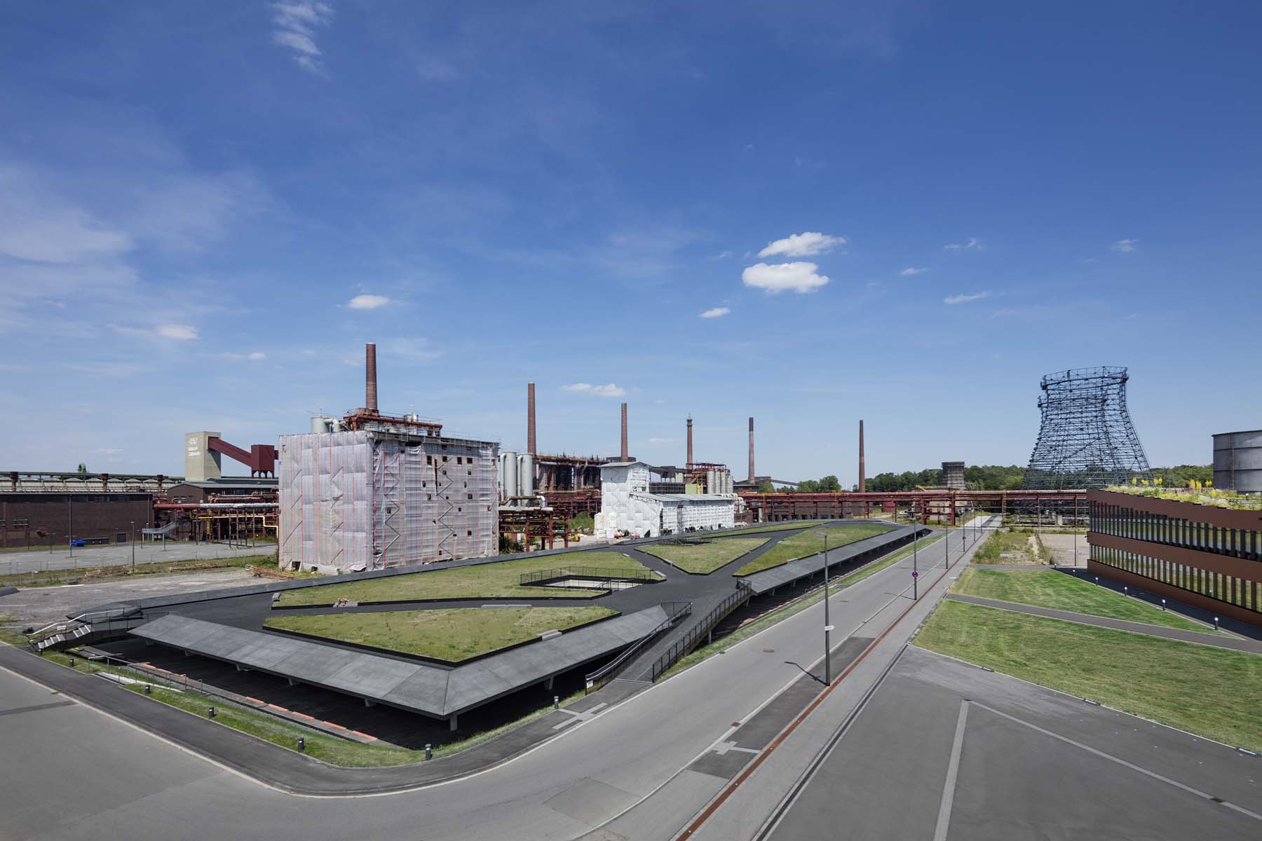 Parkhaus RAG Zeche Zollverein Kadawittfeldarchitektur Gesamtansicht Dach Grünfläche Architekturfotografie Jens Kirchner