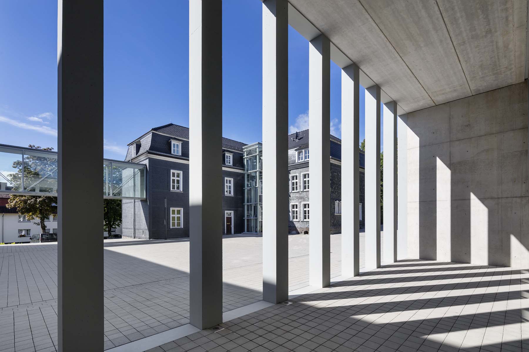 Bürgerdorf Waldbröl Archwerk       Saal Säulengang  Architekturfotografie Jens Kirchner
